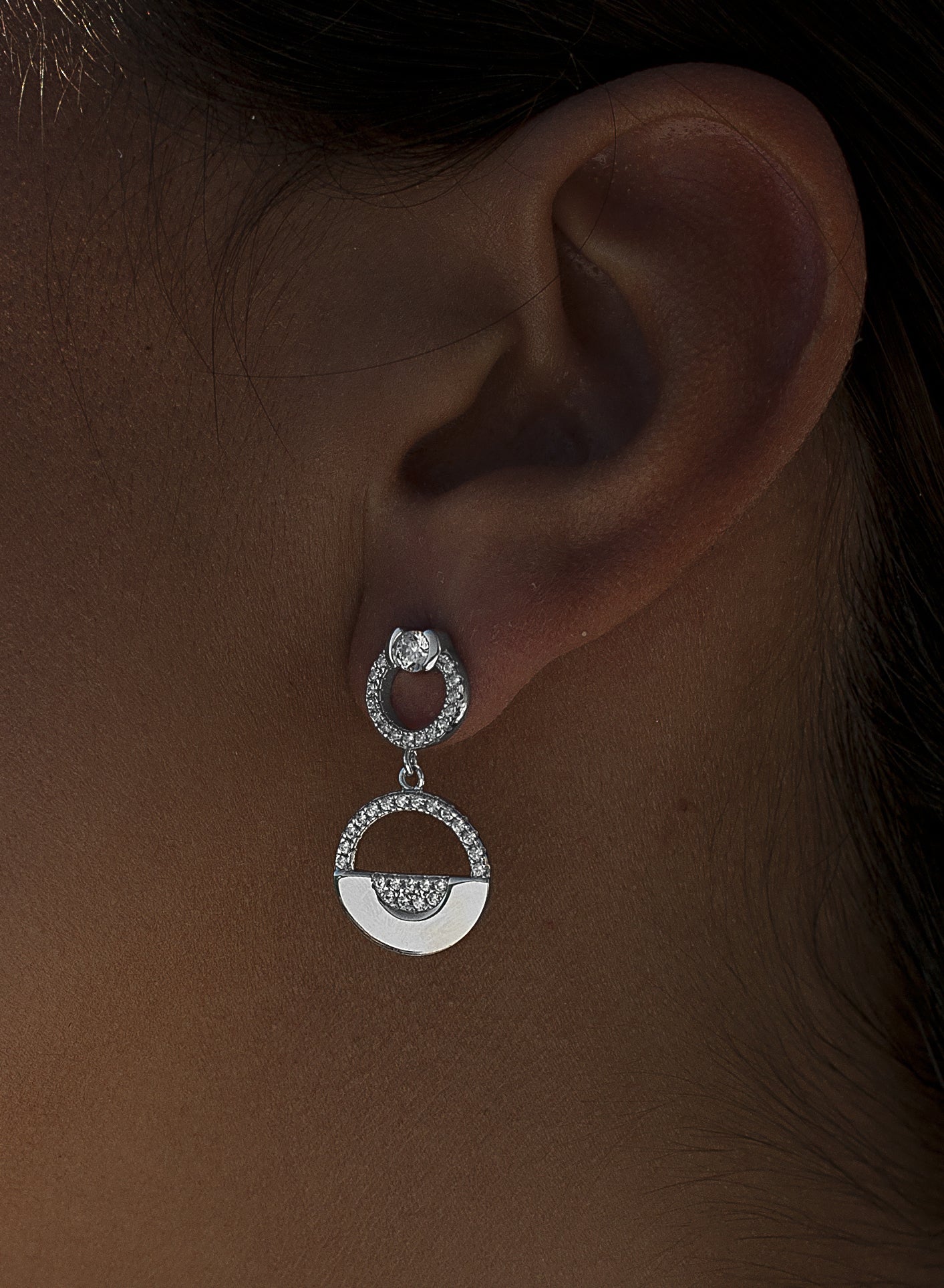 Boucles d'oreilles longs argent et zircons avec cercles de différentes tailles