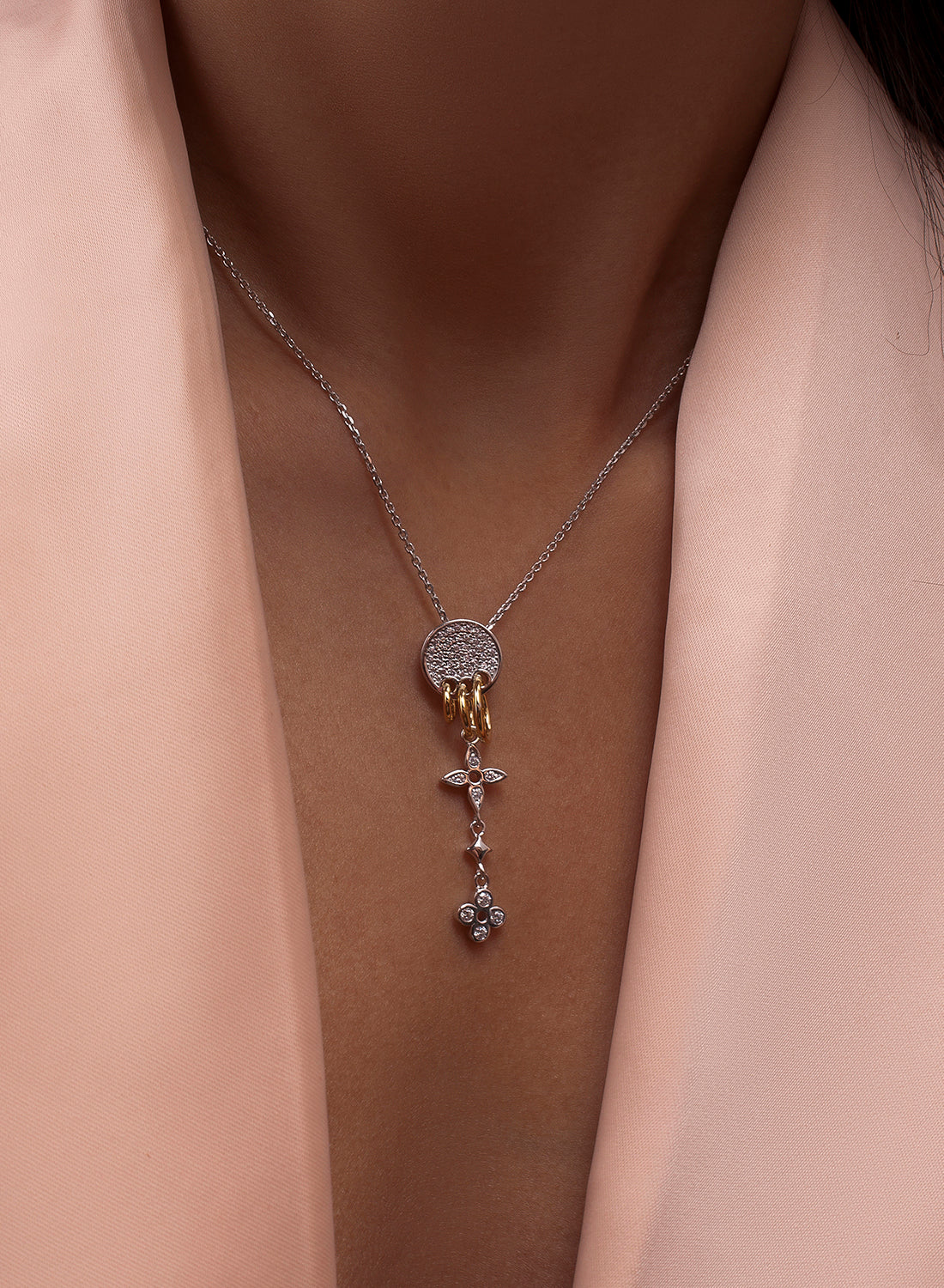 Collares con colgantes de plata con charms de flores y detalle de circonitas