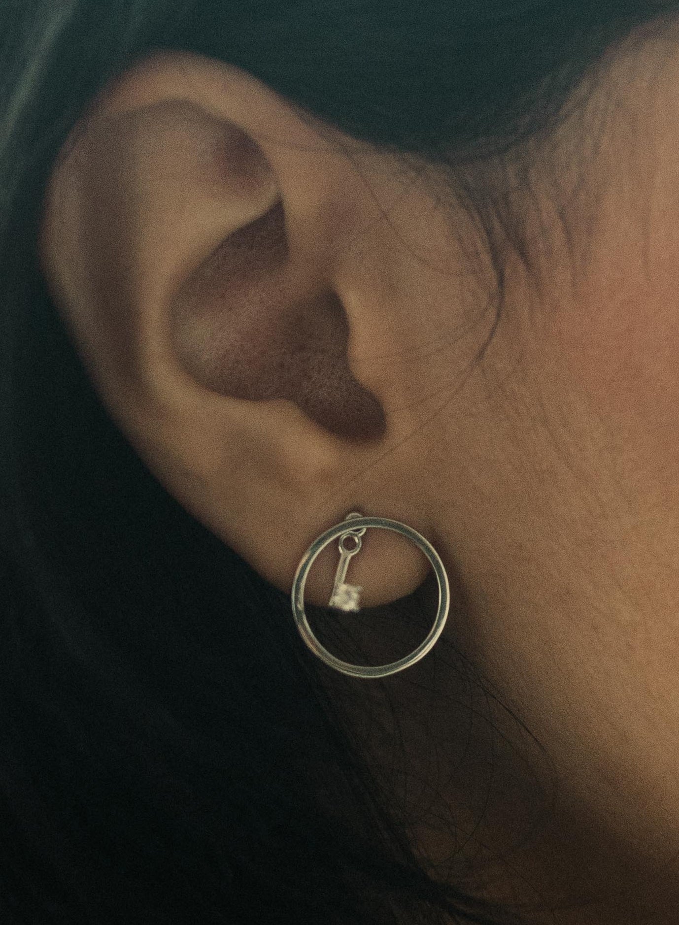 Boucles d'oreilles créoles petits design zircon pendentif central