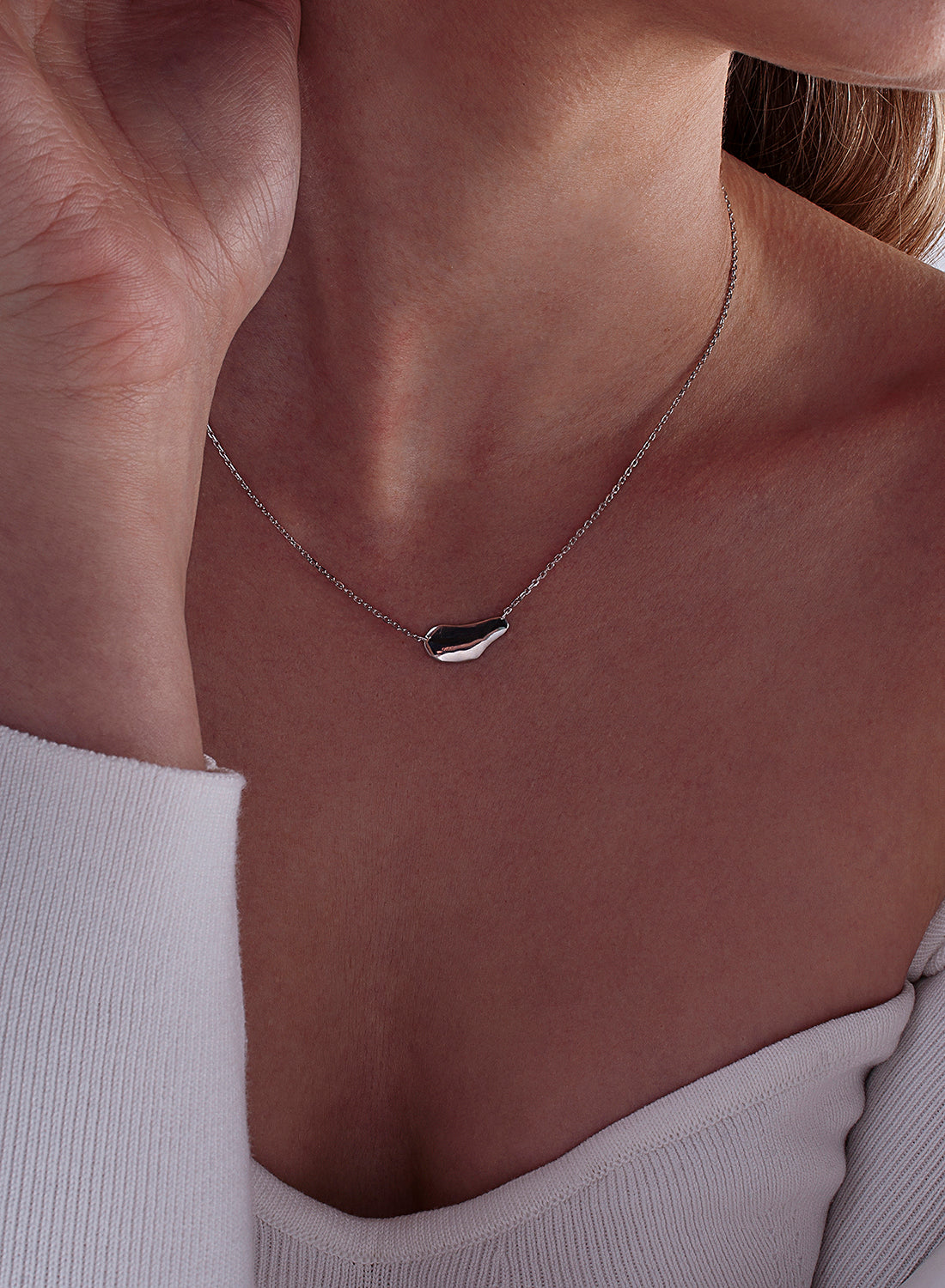 Original silver necklaces with horizontal liquid design