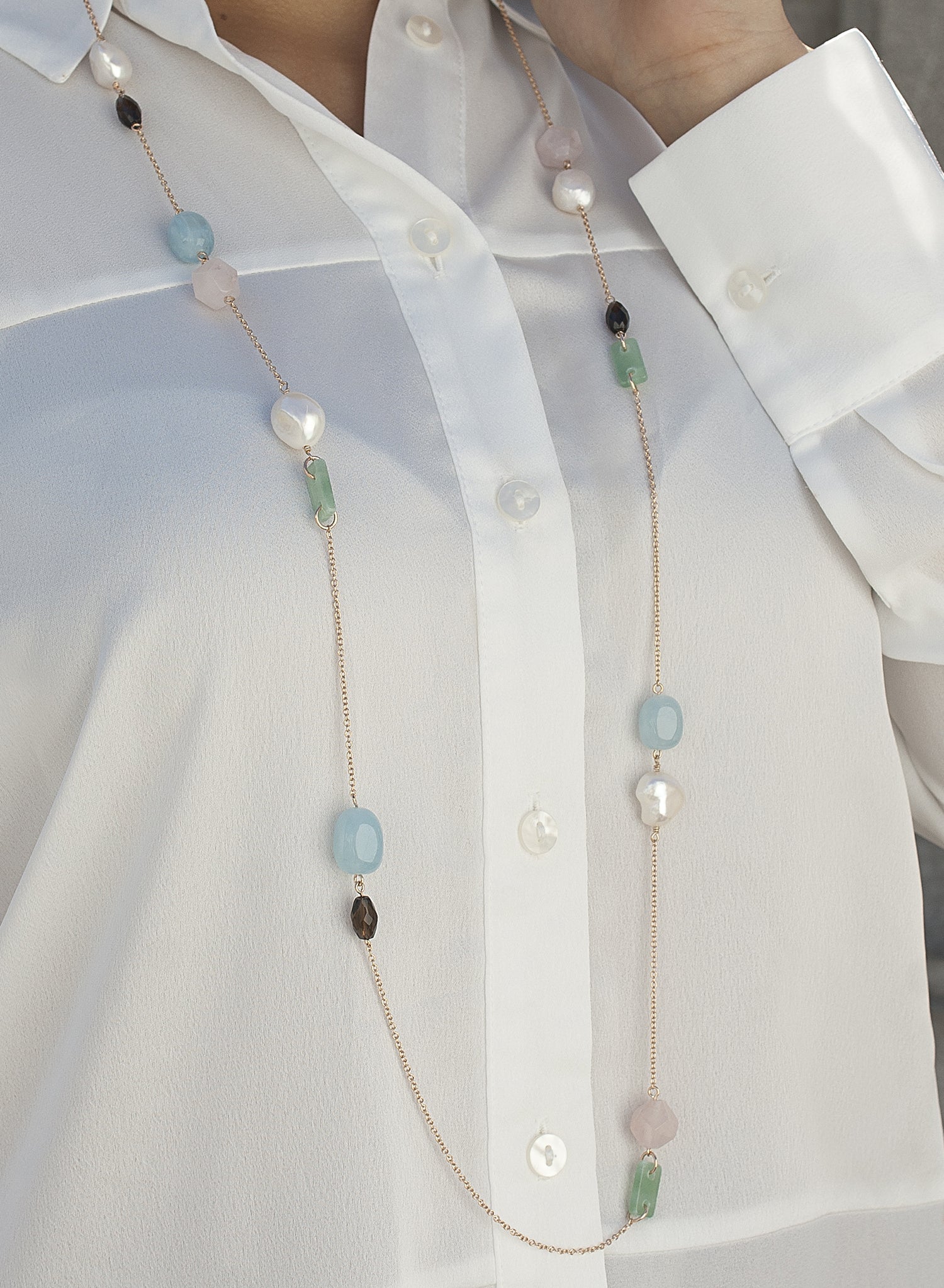 Collares largos con piedras naturales y detalle de perlas