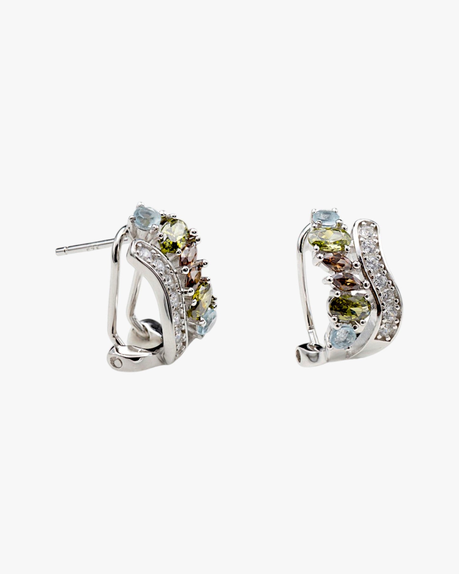 Petites boucles d'oreilles en argent avec fermoir oméga et motif croix verte