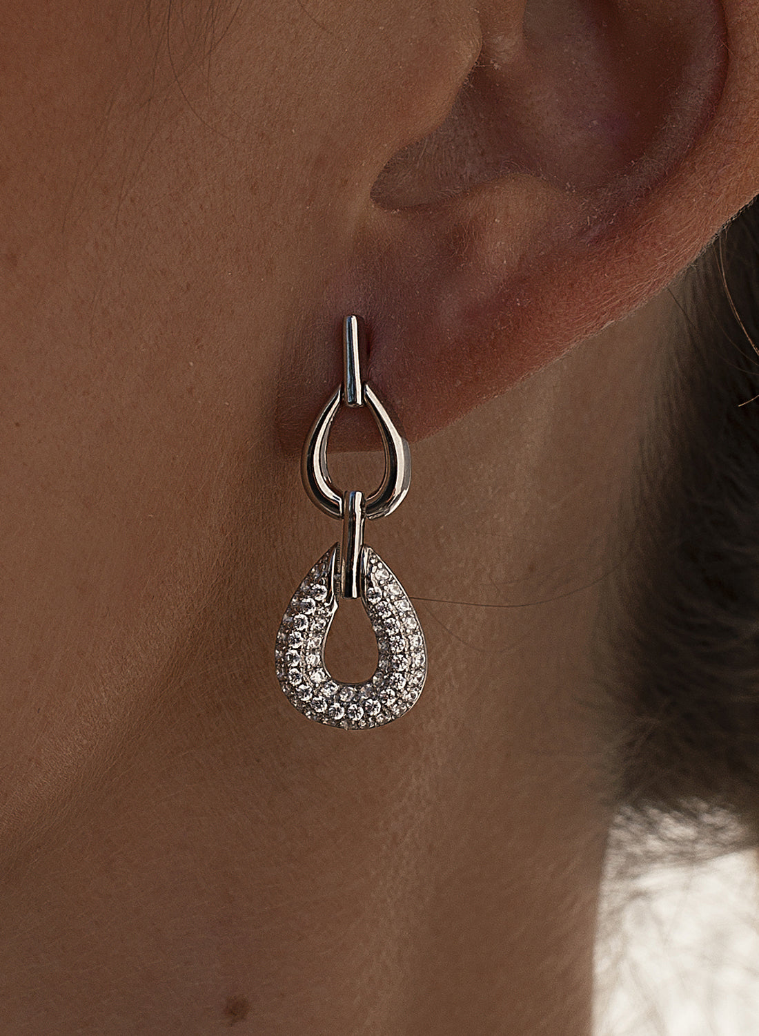 Pendientes originales diseño de doble óvalo y circonitas