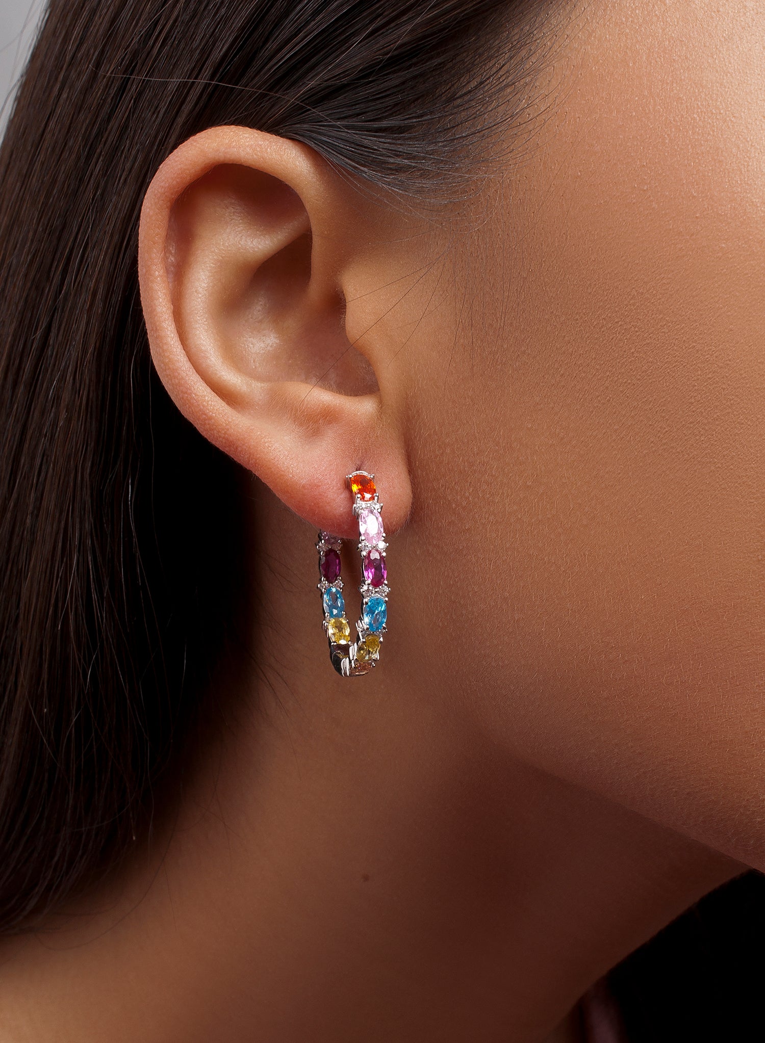 Pendientes aros con piedras en tonos vivos tamaño mediano