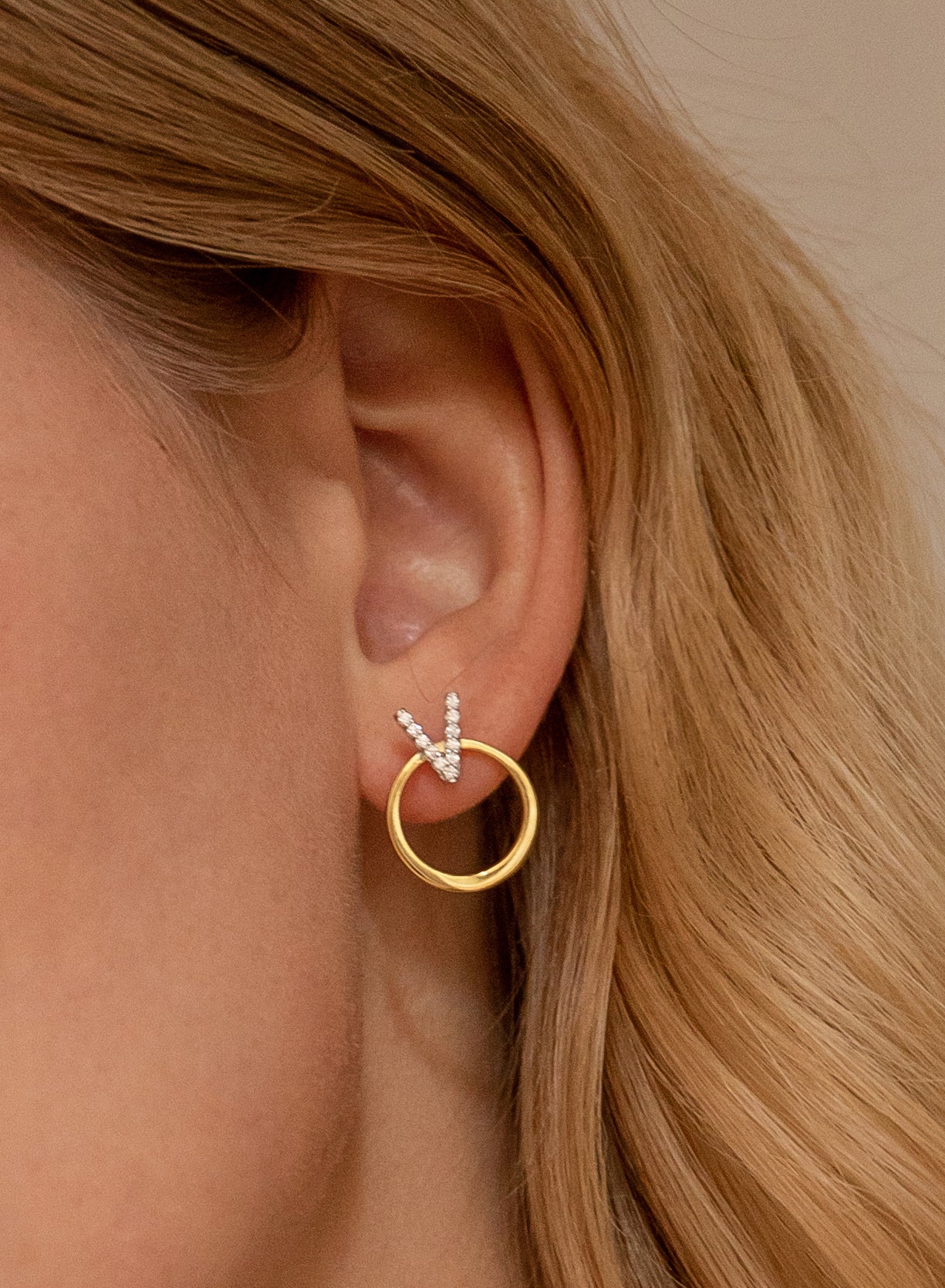 Pendientes bicolor diseño circular con circonitas