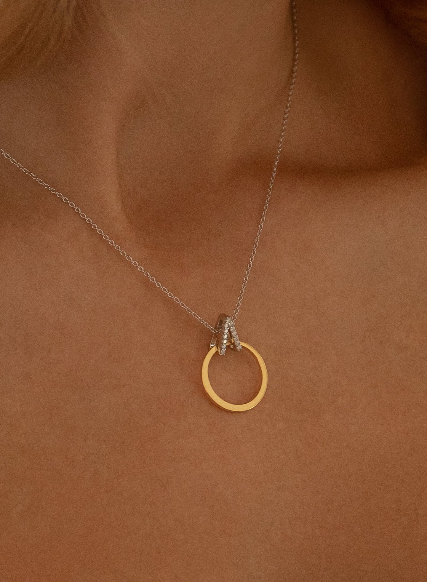 Colgantes bicolor diseño circular con circonitas