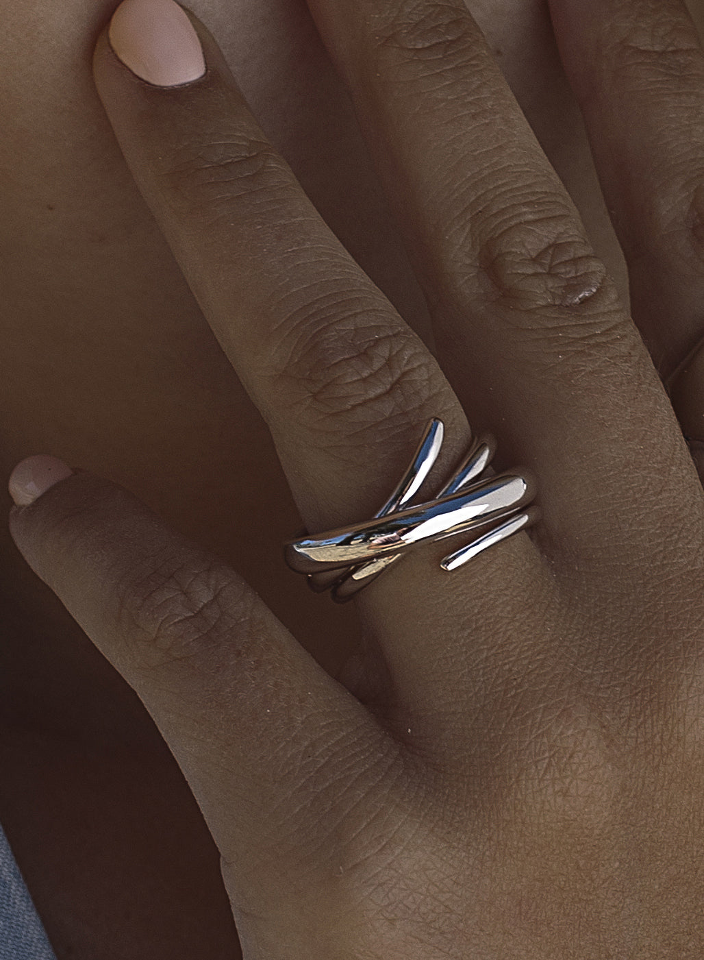 Anillos de diseño entrelazado formado por varios carriles