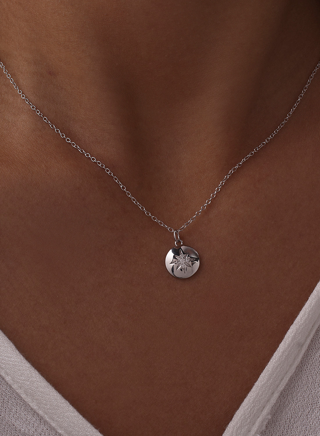 Collar medalla en plata diseño destello circonita