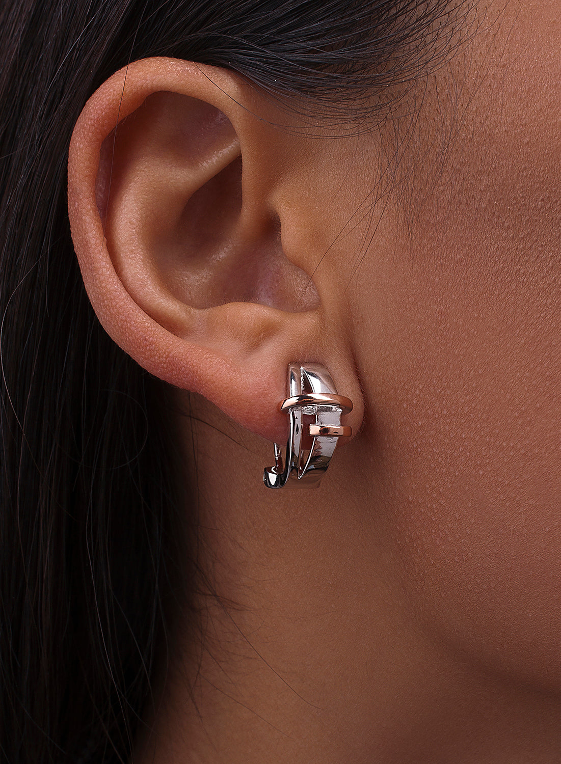 Pendientes cierre omega diseño bandas horizontales bicolores