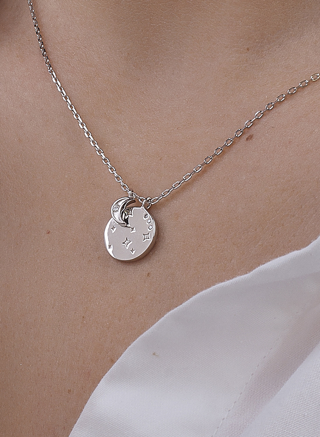 Collar medalla pequeña diseño de destellos y charm de luna