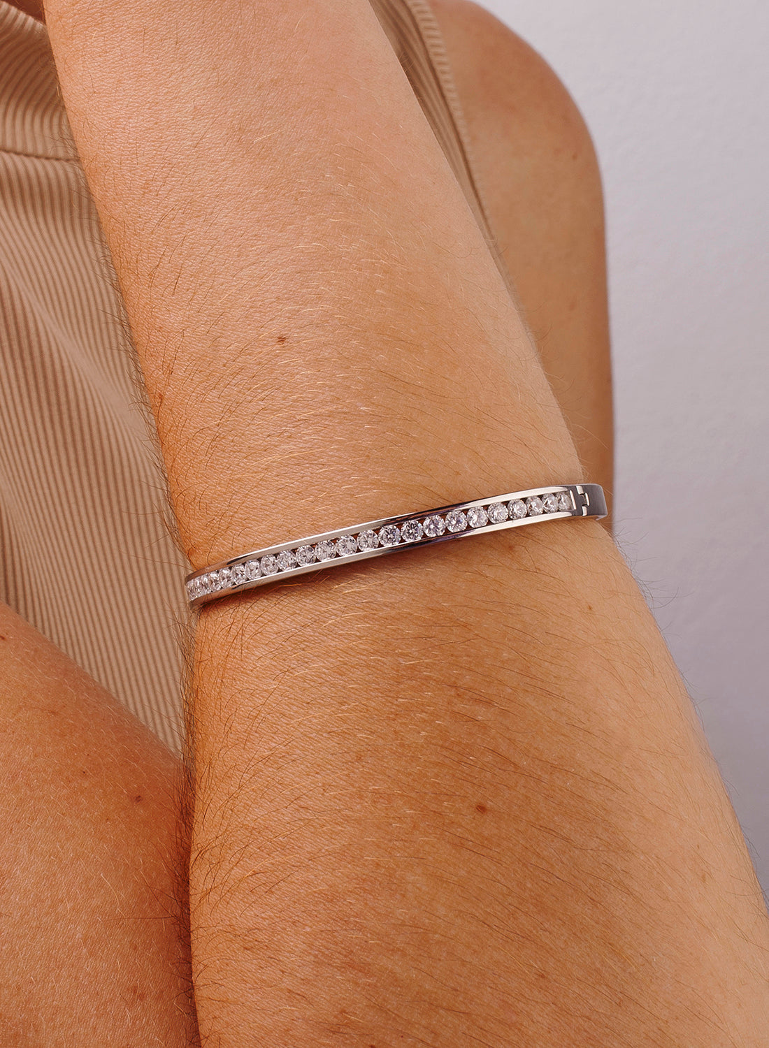 Pulsera esclava de plata diseño fino con circonitas