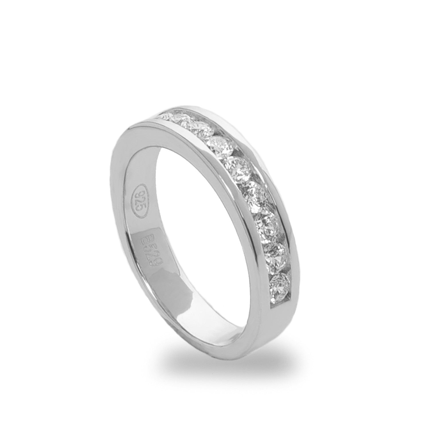 Bagues en zircone au design brillant, associées à de l'argent lisse.