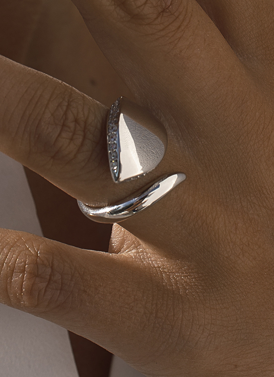 Anillos de diseño estilo oversize con carril de circonitas