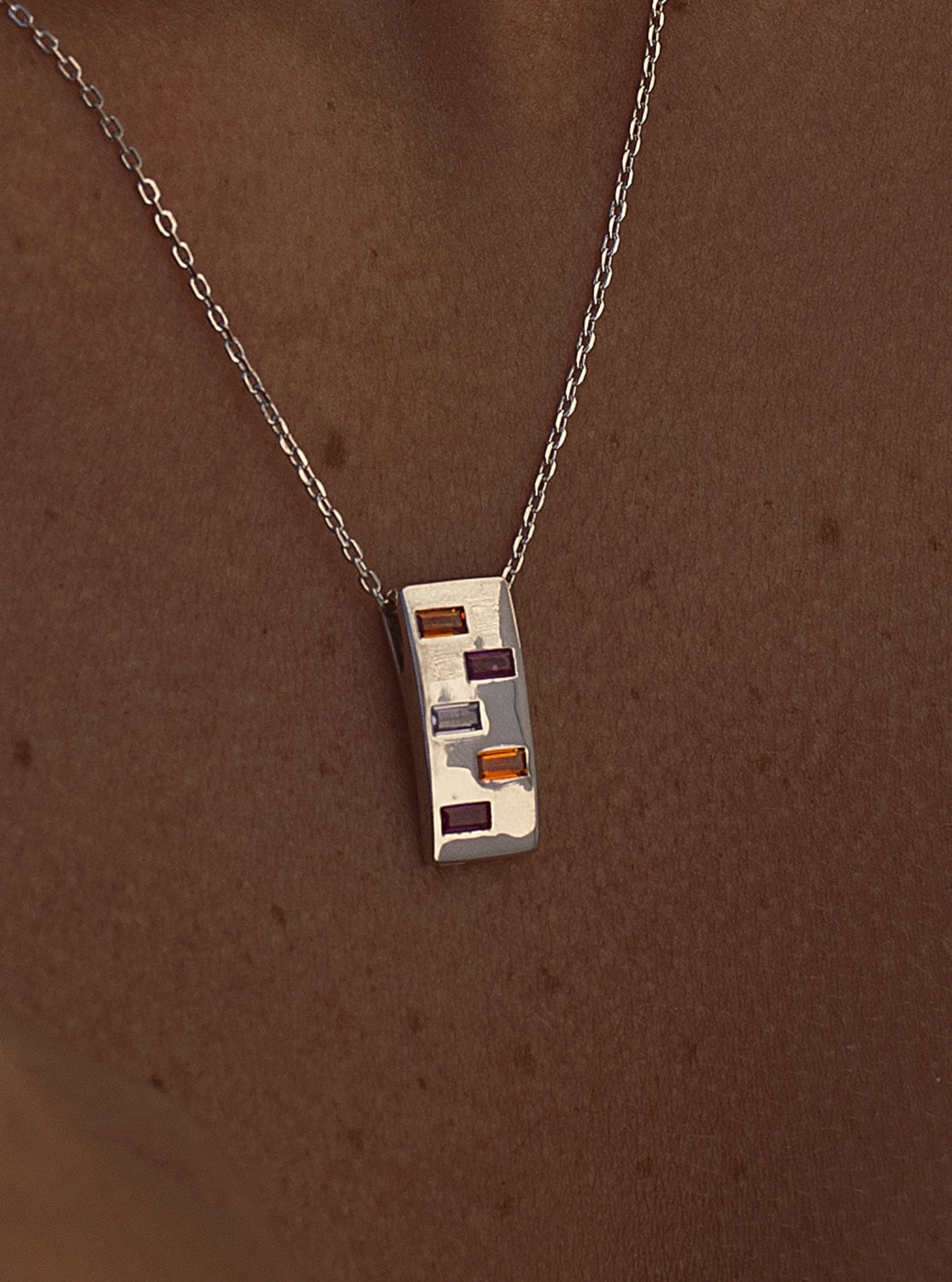 Collares con piedras diseño rectangular tonos brillantes