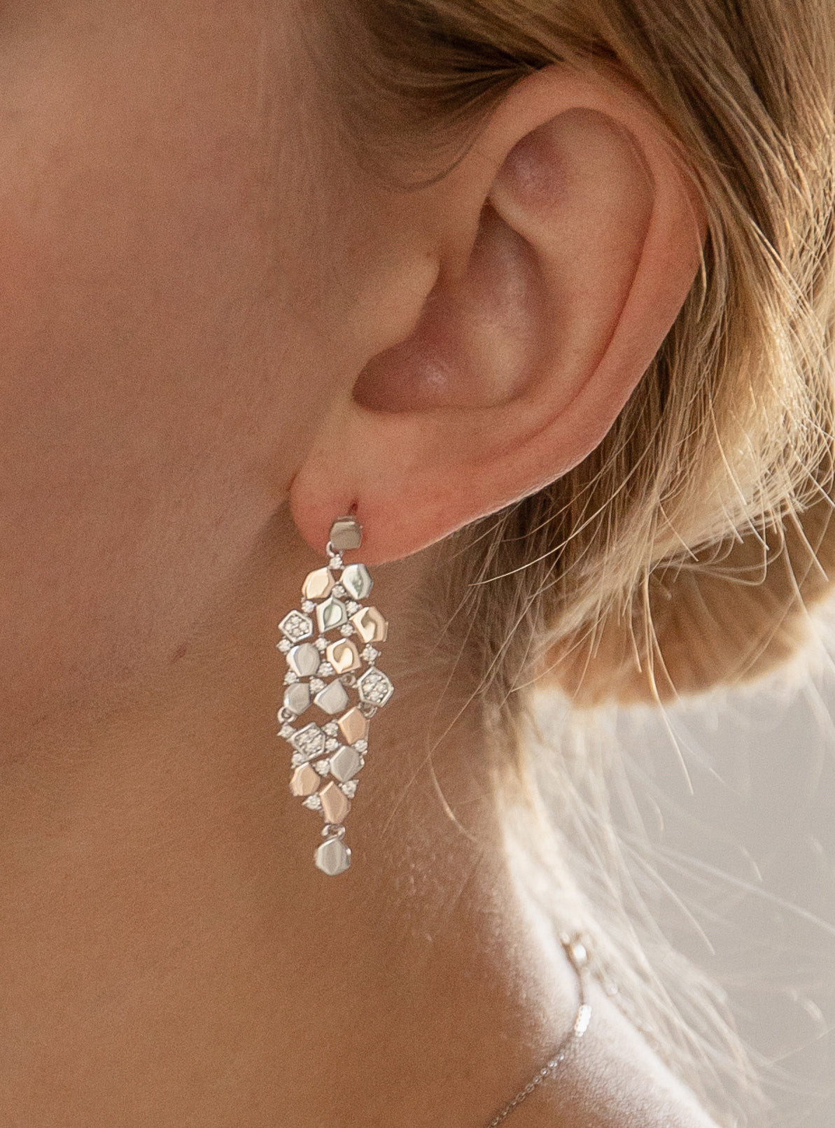 Pendientes largos diseño multipiezas bicolores y circonitas