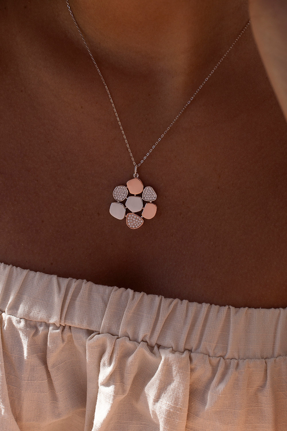 Colgantes bicolor de plata con motivo floral de plata lisa y circonita