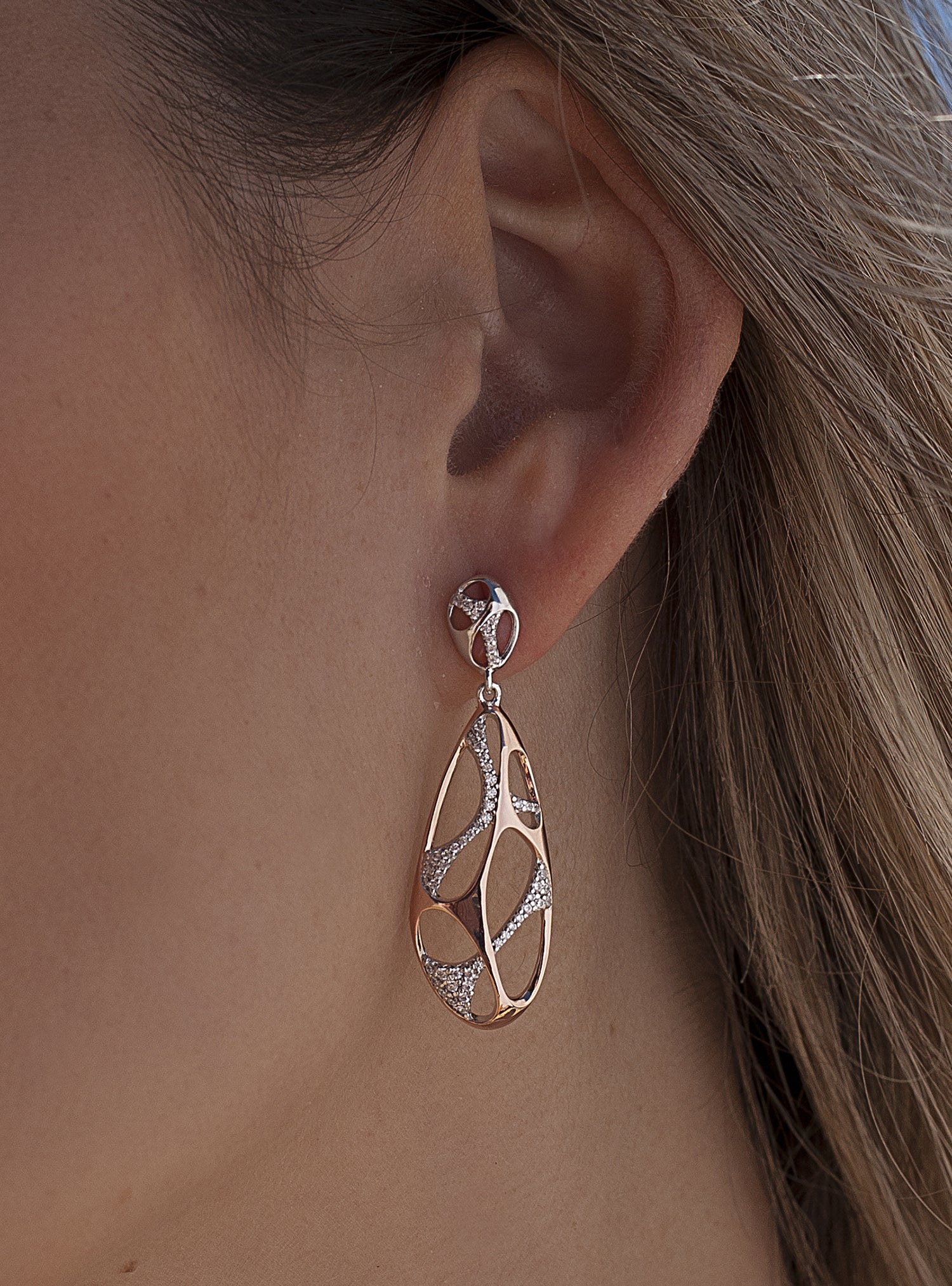 Pendientes bicolor diseño de red con circonitas