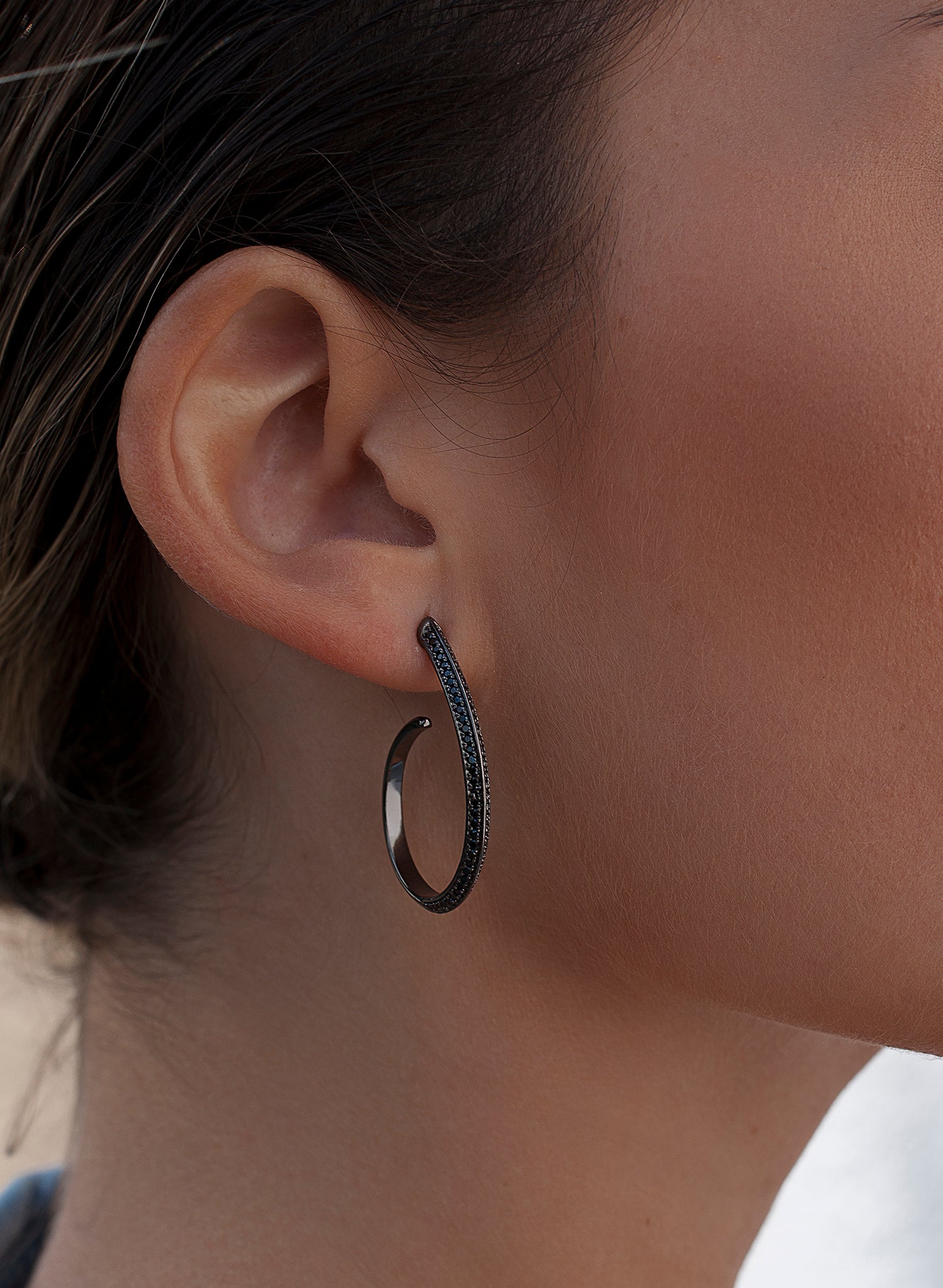 Pendientes aro con engaste de circonitas diseño semiabierto y baño de rutenio
