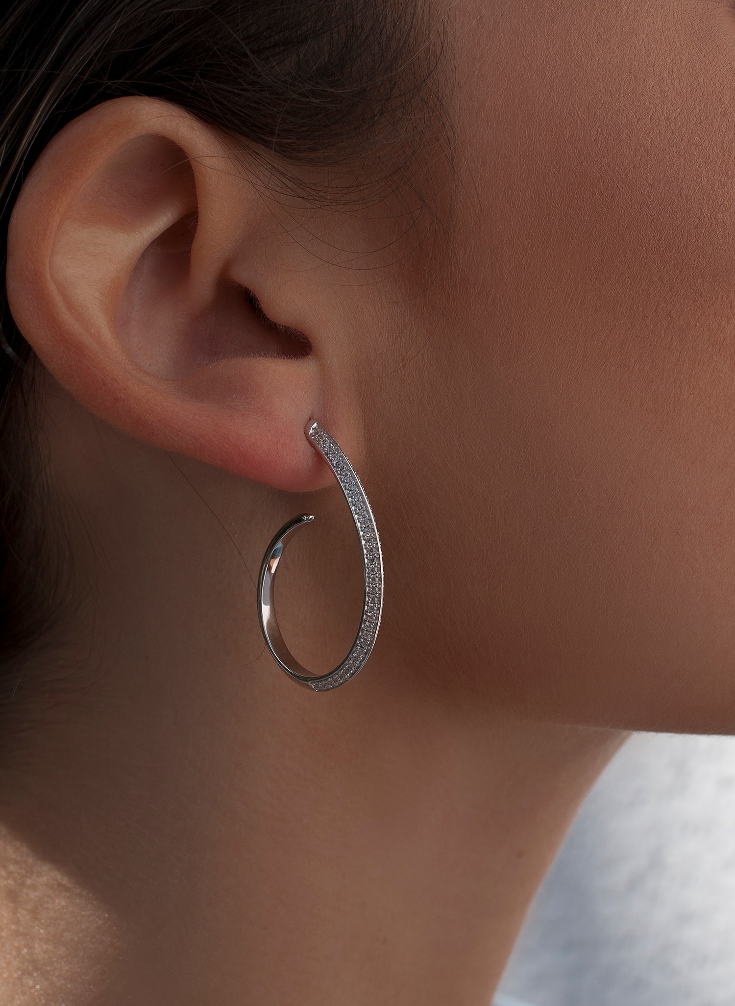 Pendientes aro con engaste de circonitas diseño semiabierto