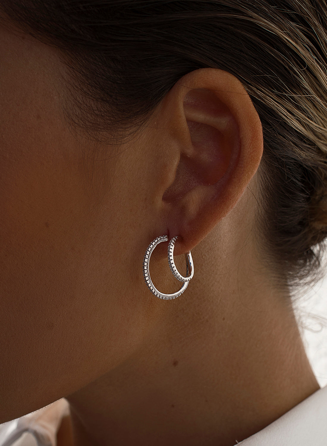 Boucles d'oreilles créole originaux design de double rail avec zircons