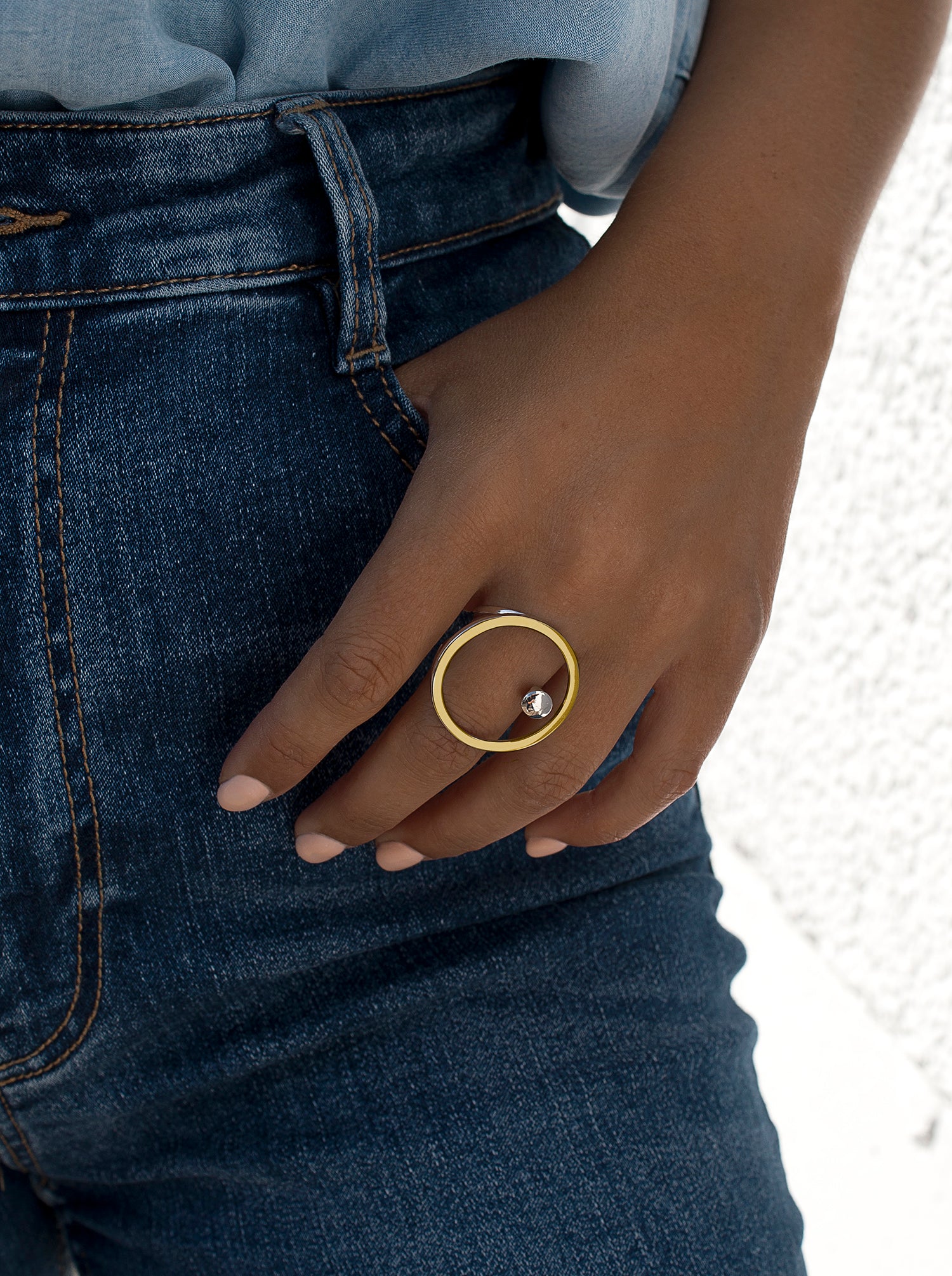Anillos bicolor diseño circular y carriles en plata lisa