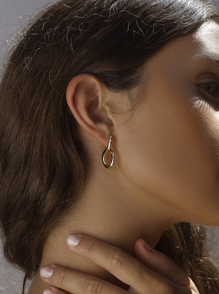 Pendientes originales de plata lisa diseño cruzado bañado en oro