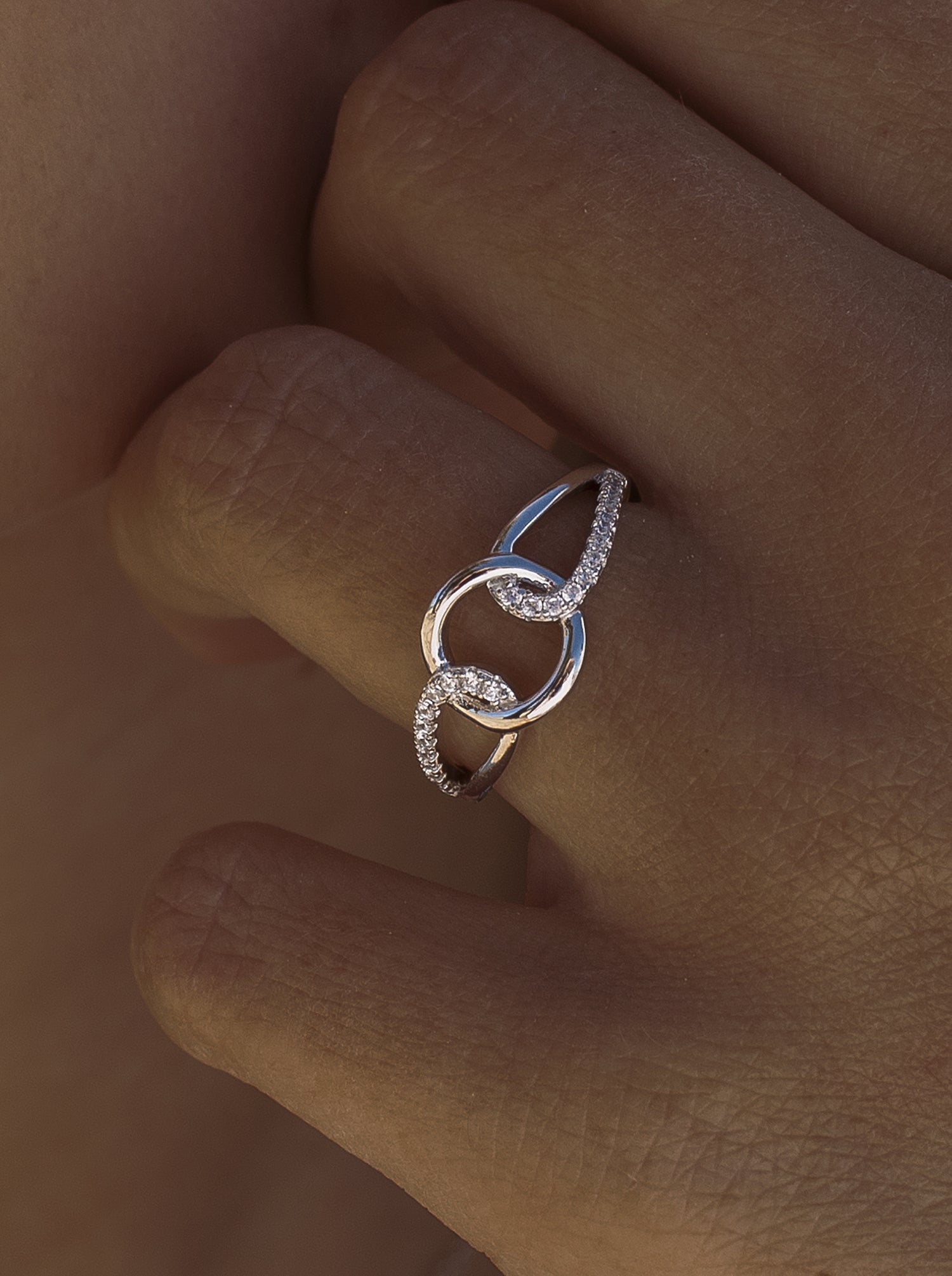 bagues zircons design cercle central emboîté