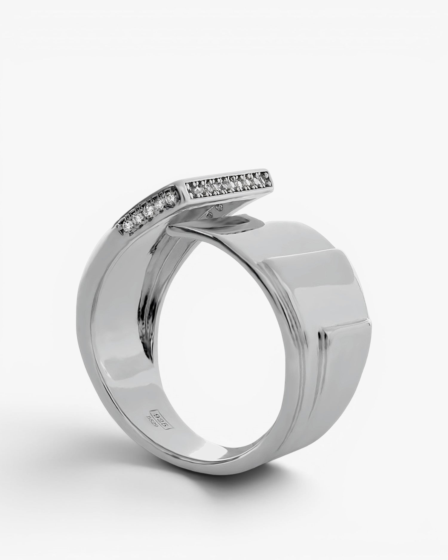 Anillos anchos diseño superpuesto con detalle de circonitas