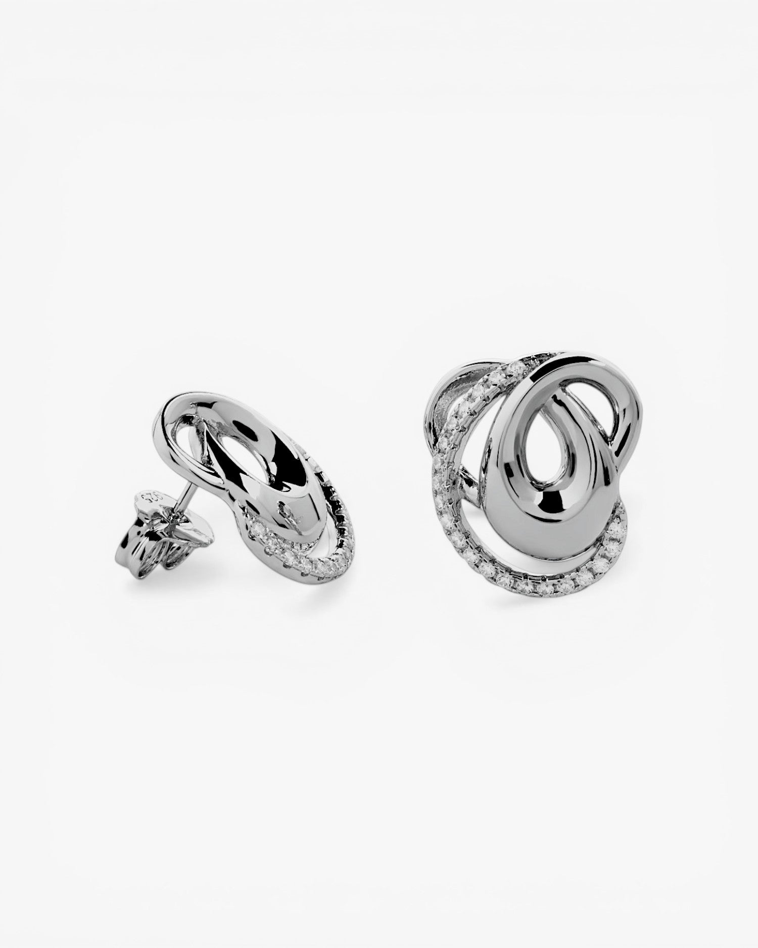 Pendientes originales diseño anudado con circonitas