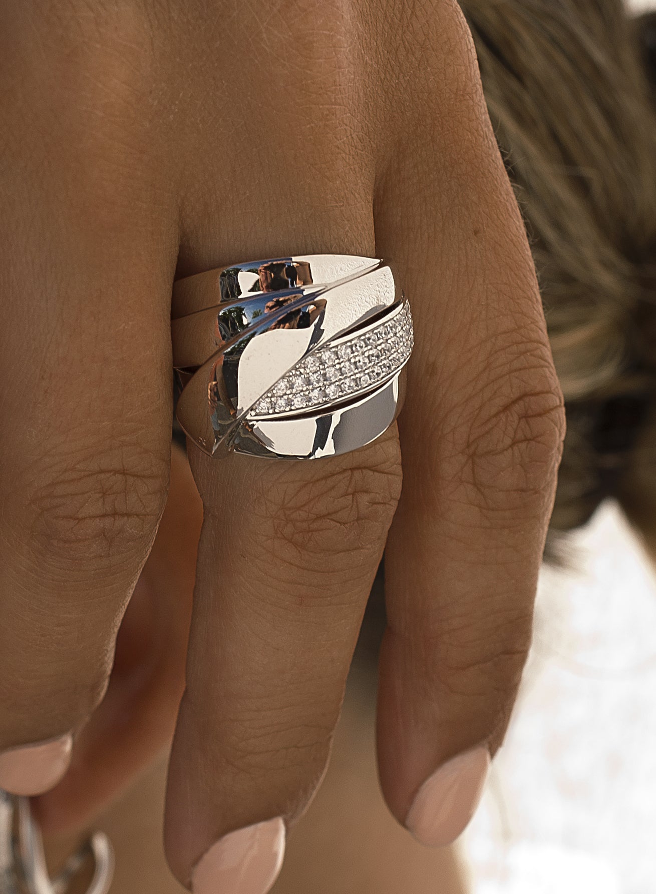 Anillos anchos diseño carril diagonal con circonitas