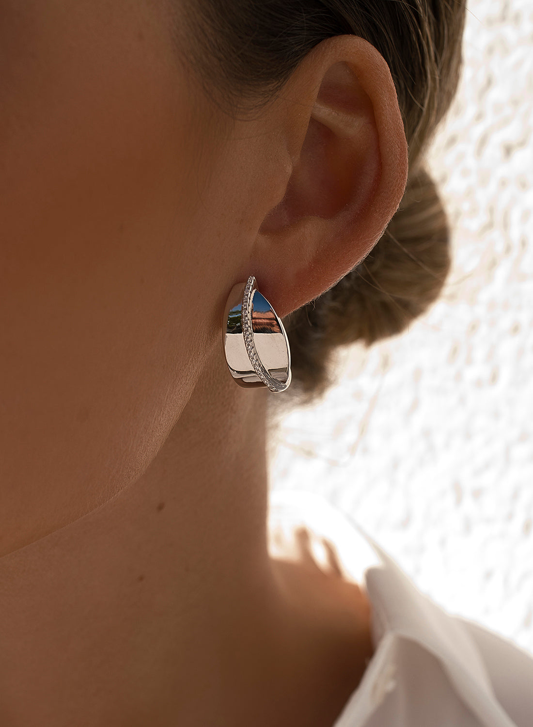 Pendientes originales diseño curvo con circonitas