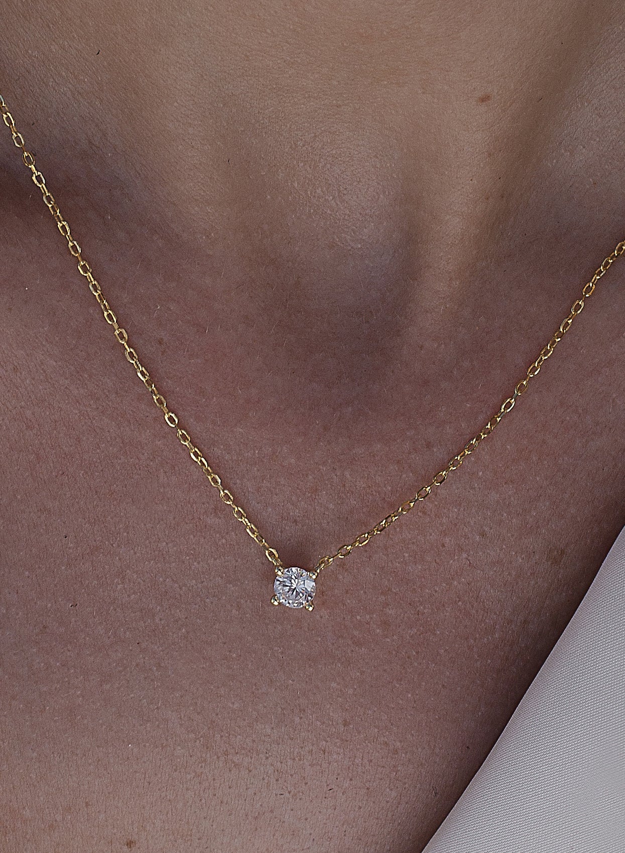 Colgantes pequeños diseño de chatón bañado en oro