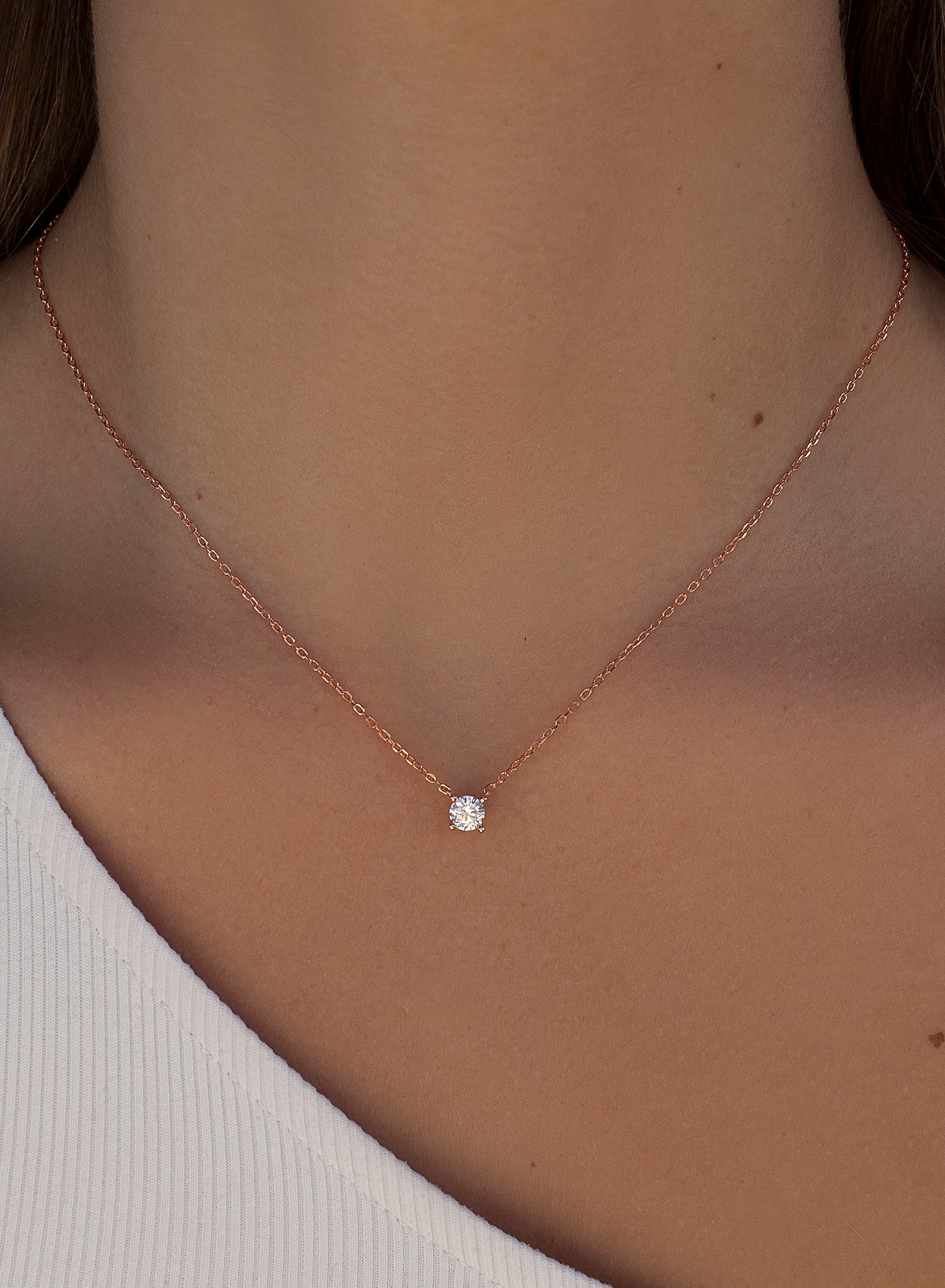 Colgantes pequeños diseño de chatón bañodo en oro rosa