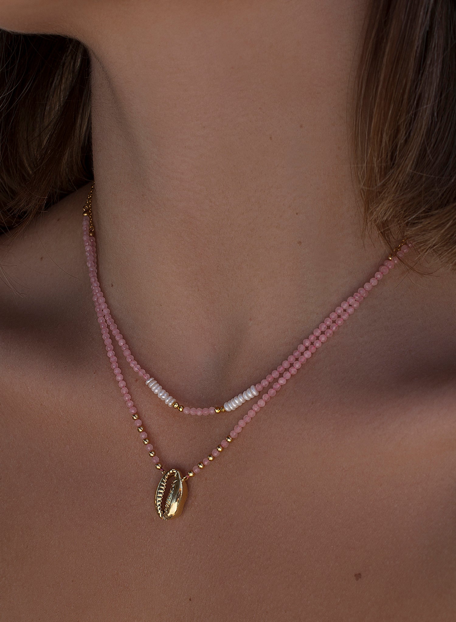 Collares dobles diseño de abalorios y charm de concha