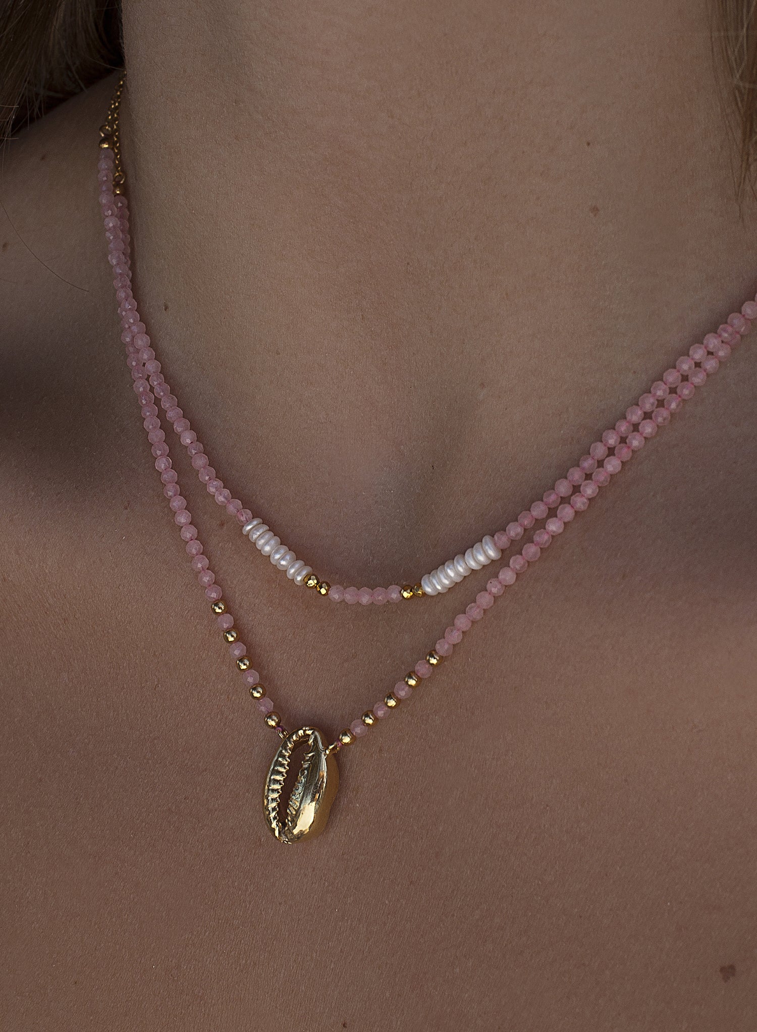 Collares dobles diseño de abalorios y charm de concha