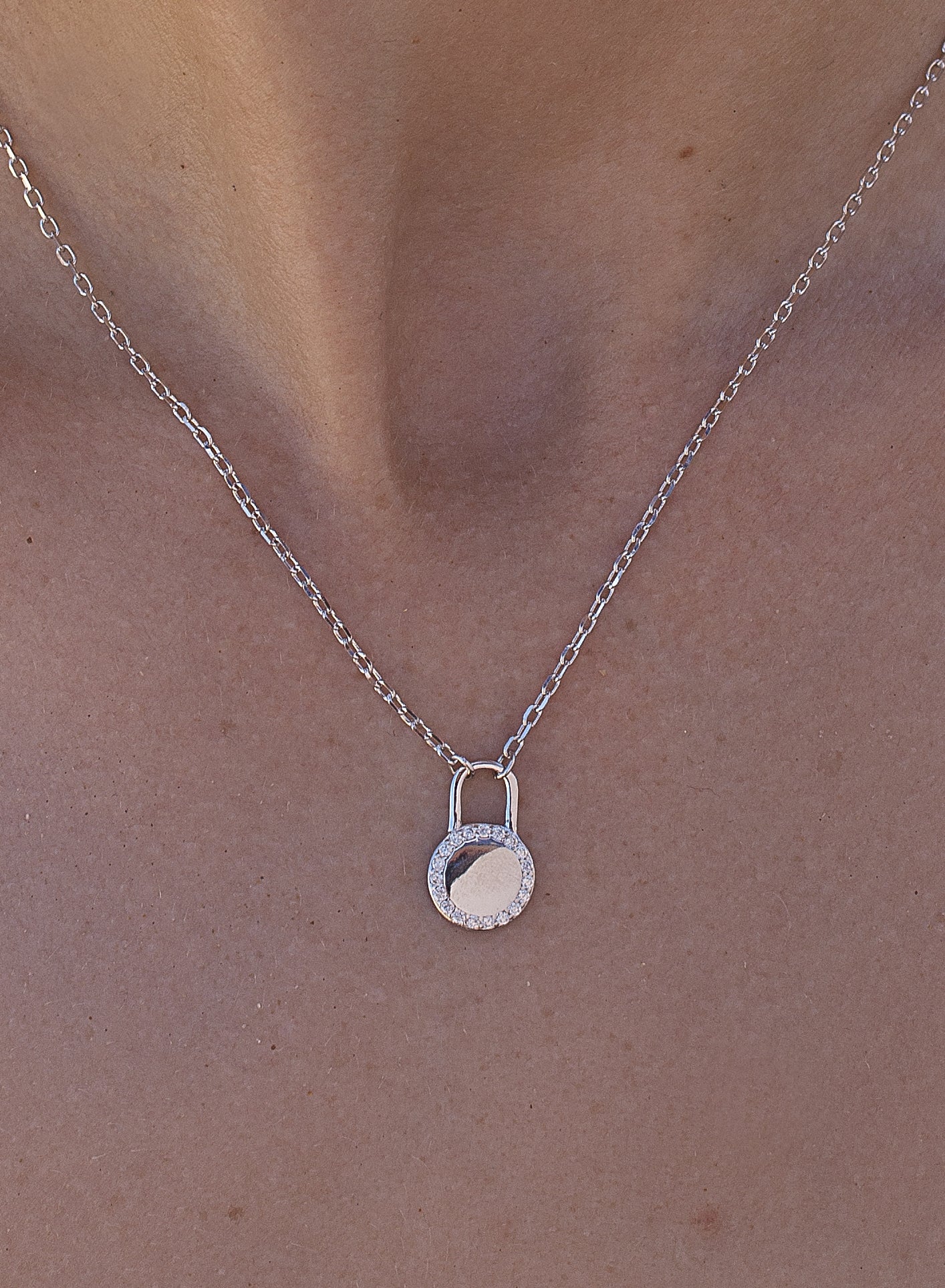 petits pendentifs argent design cadenas rond