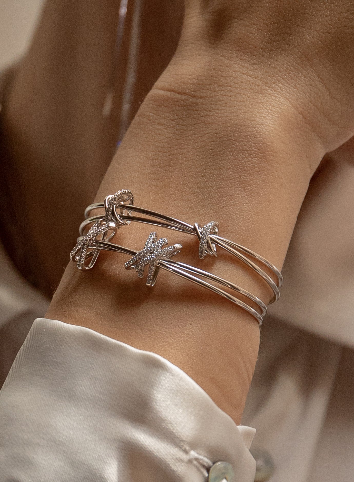 Pulsera esclava de plata diseño doble grapa de circonita y plata lisa