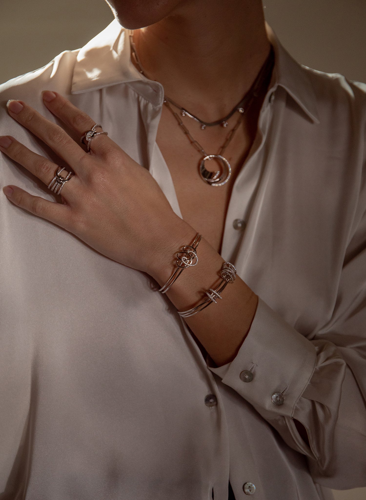 Pulsera esclava de plata diseño círculos enredados de circonita