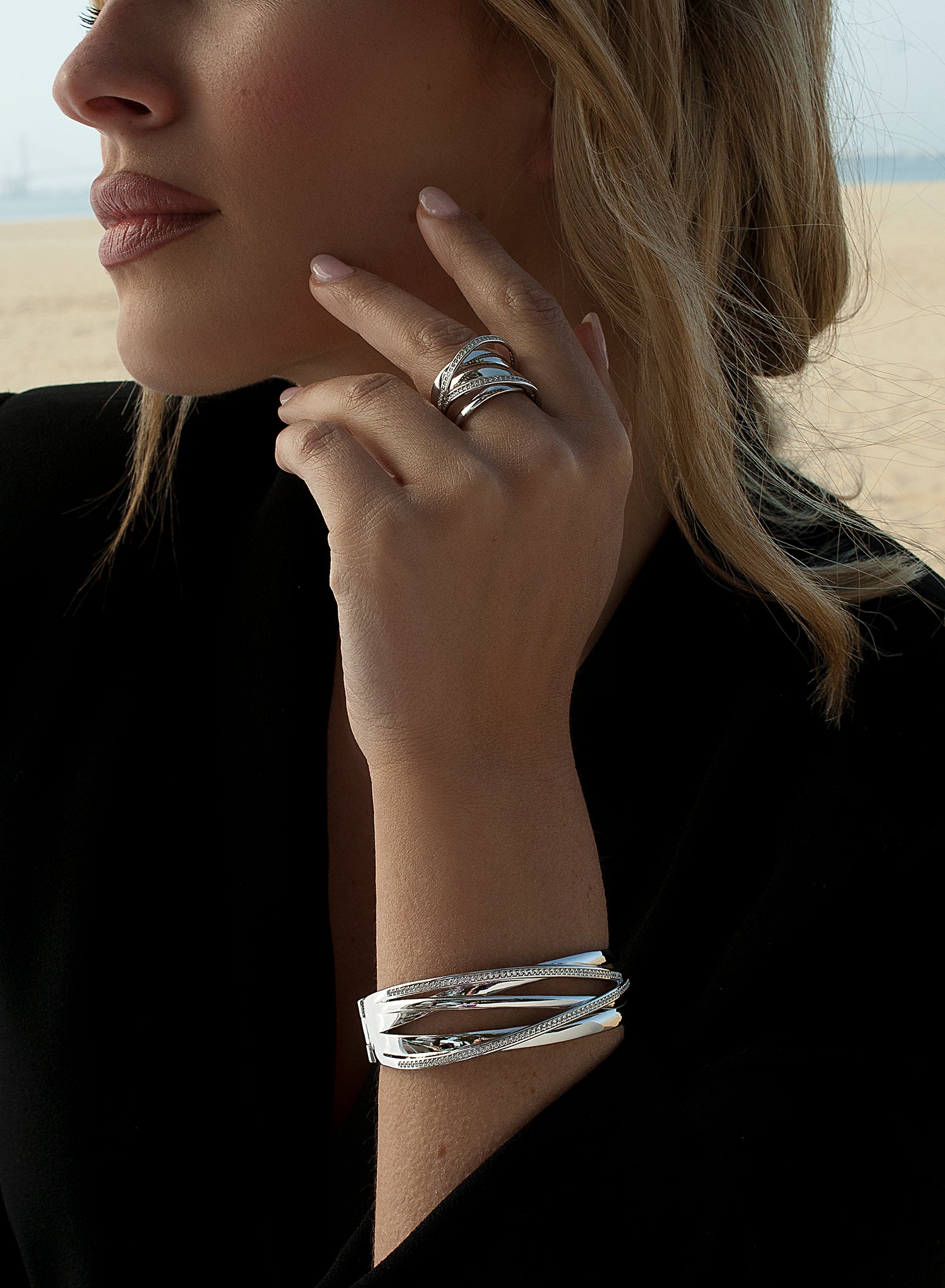 Anillos anchos diseño de múltiples raíles con circonitas