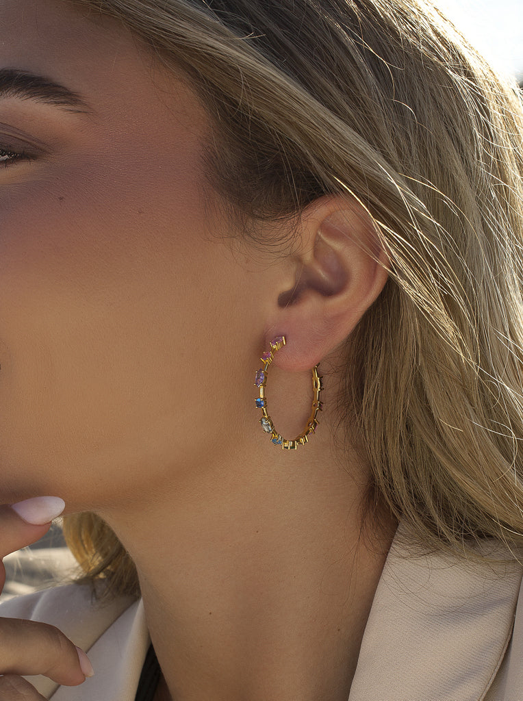 Pendientes aros de plata con piedras brillantes dispuestas linealmente