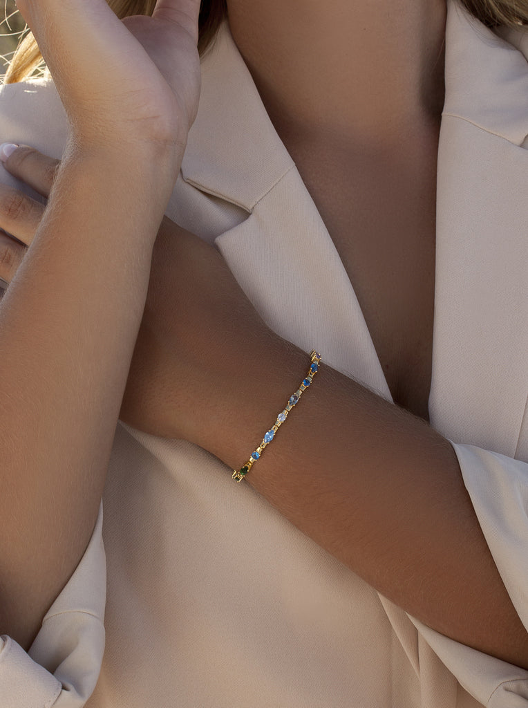 Pulseras con piedras de platas multicolor dispuestas linealmente