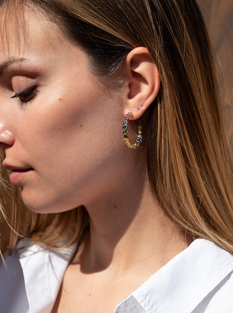 Pendientes aros con piedras multiforma en tonos brillantes