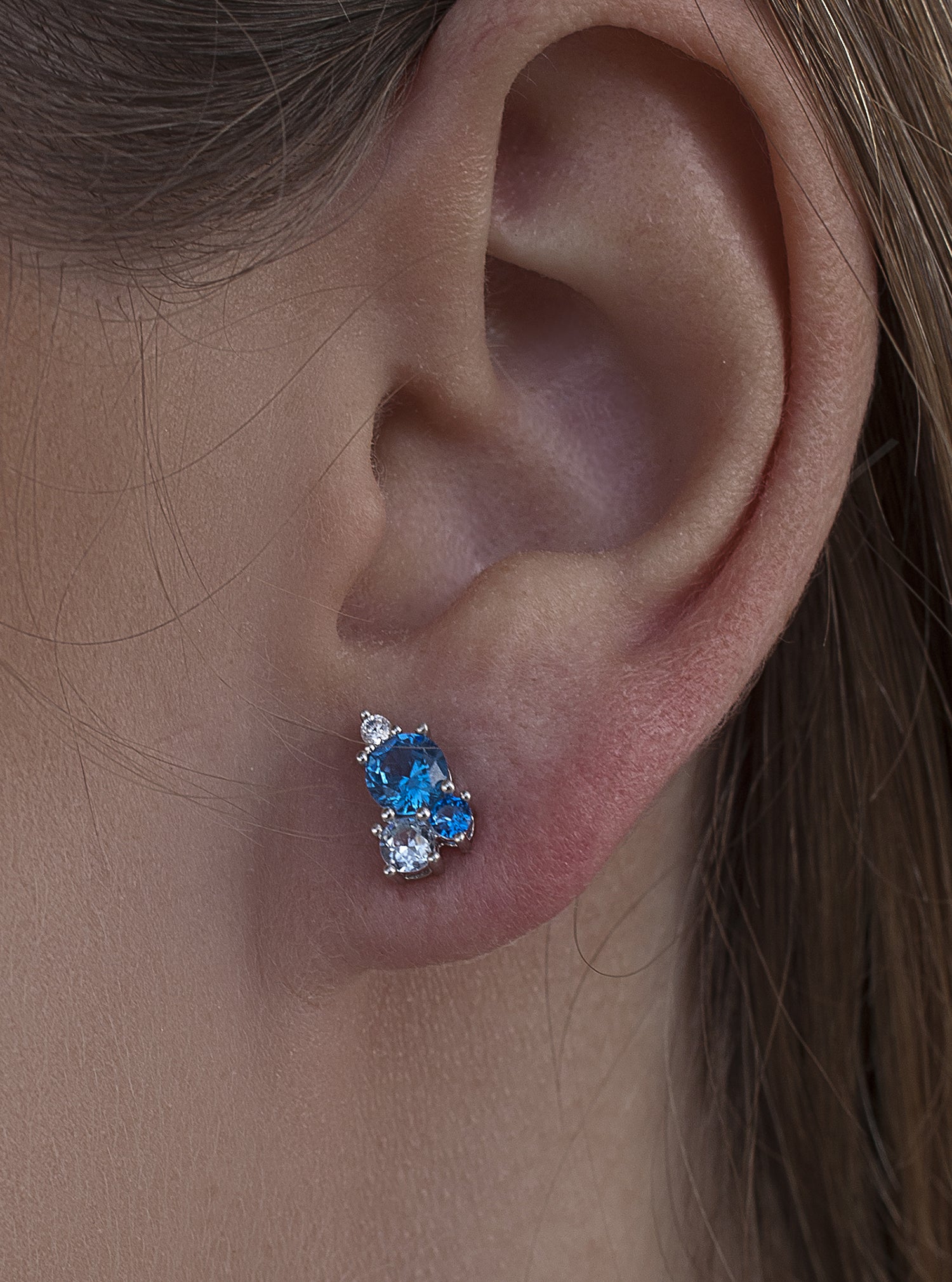 Petites boucles d'oreilles en argent avec quartz adamantine bleu