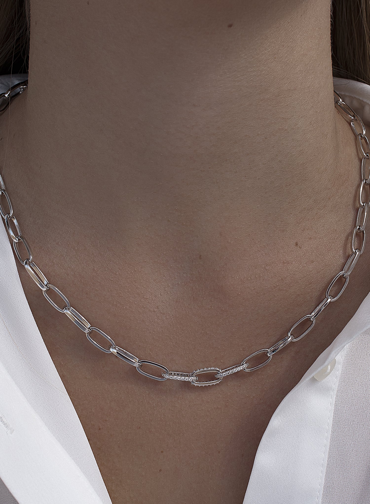 collier chaîne design trombone avec zircons