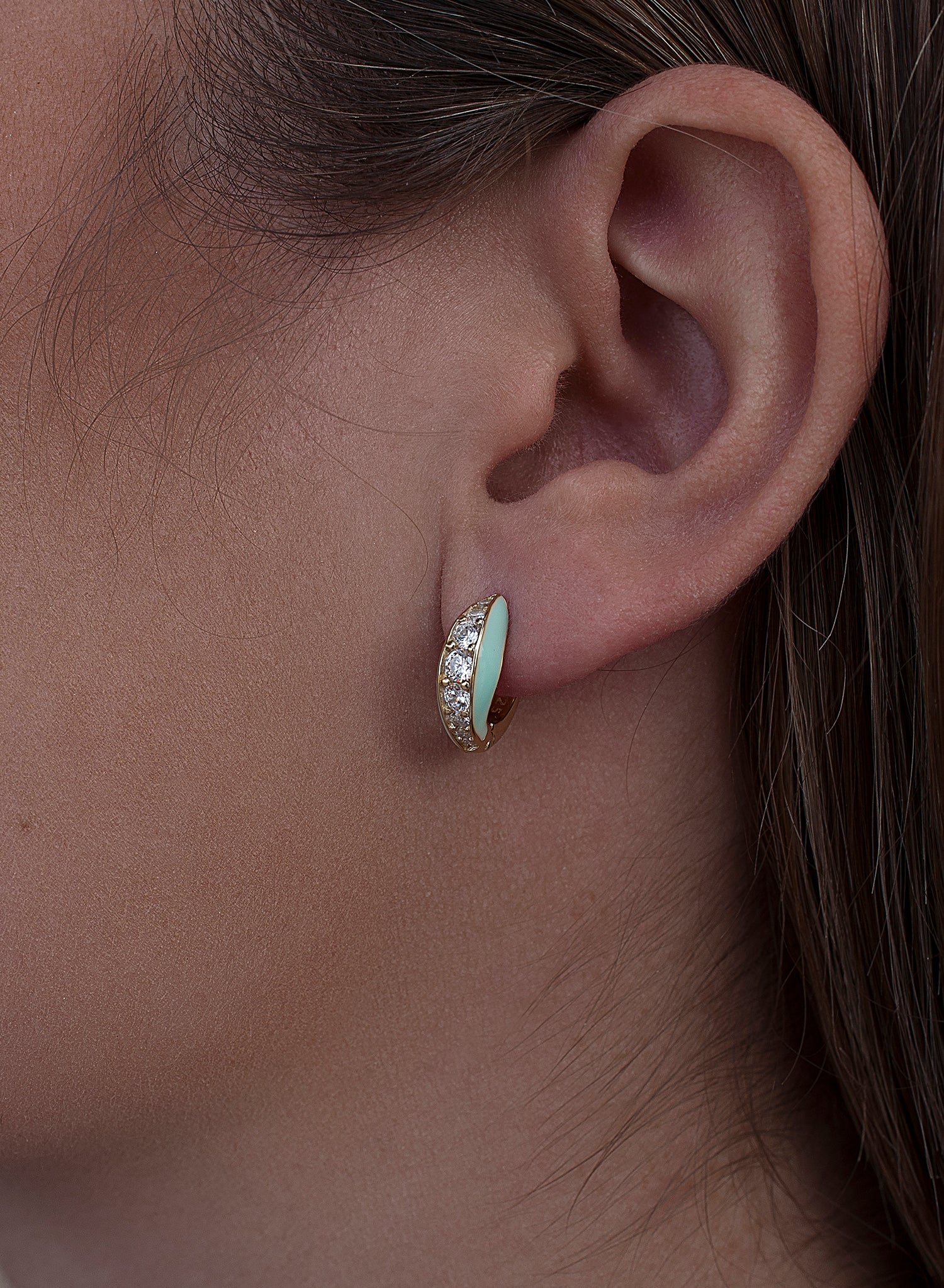 Pendientes aros pequeños diseño dividido de esmalte y circonitas
