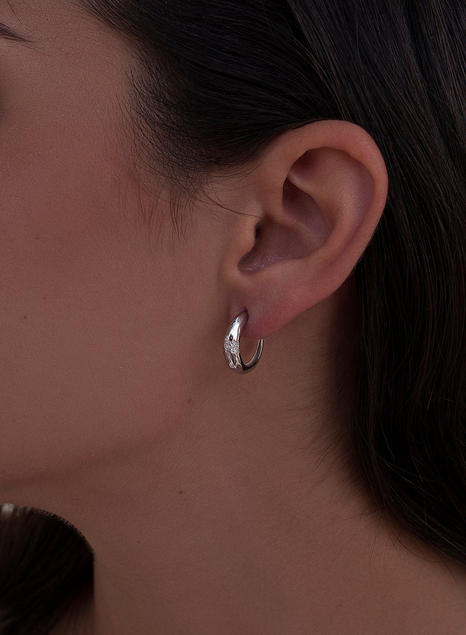 Pendientes aros pequeños diseño semiabierto con banda diagonal de circonita