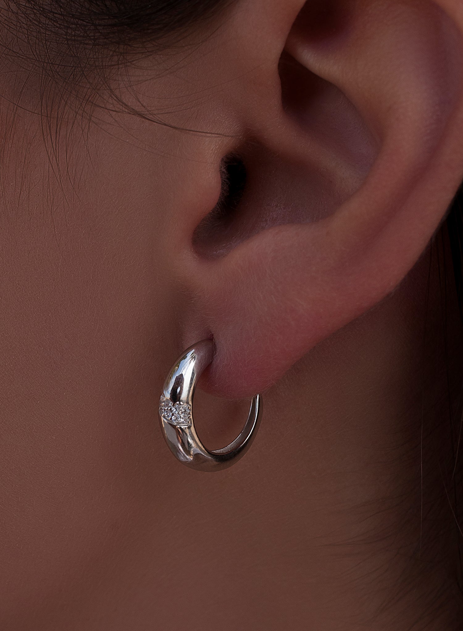 Pendientes aros pequeños diseño semiabierto con banda diagonal de circonita