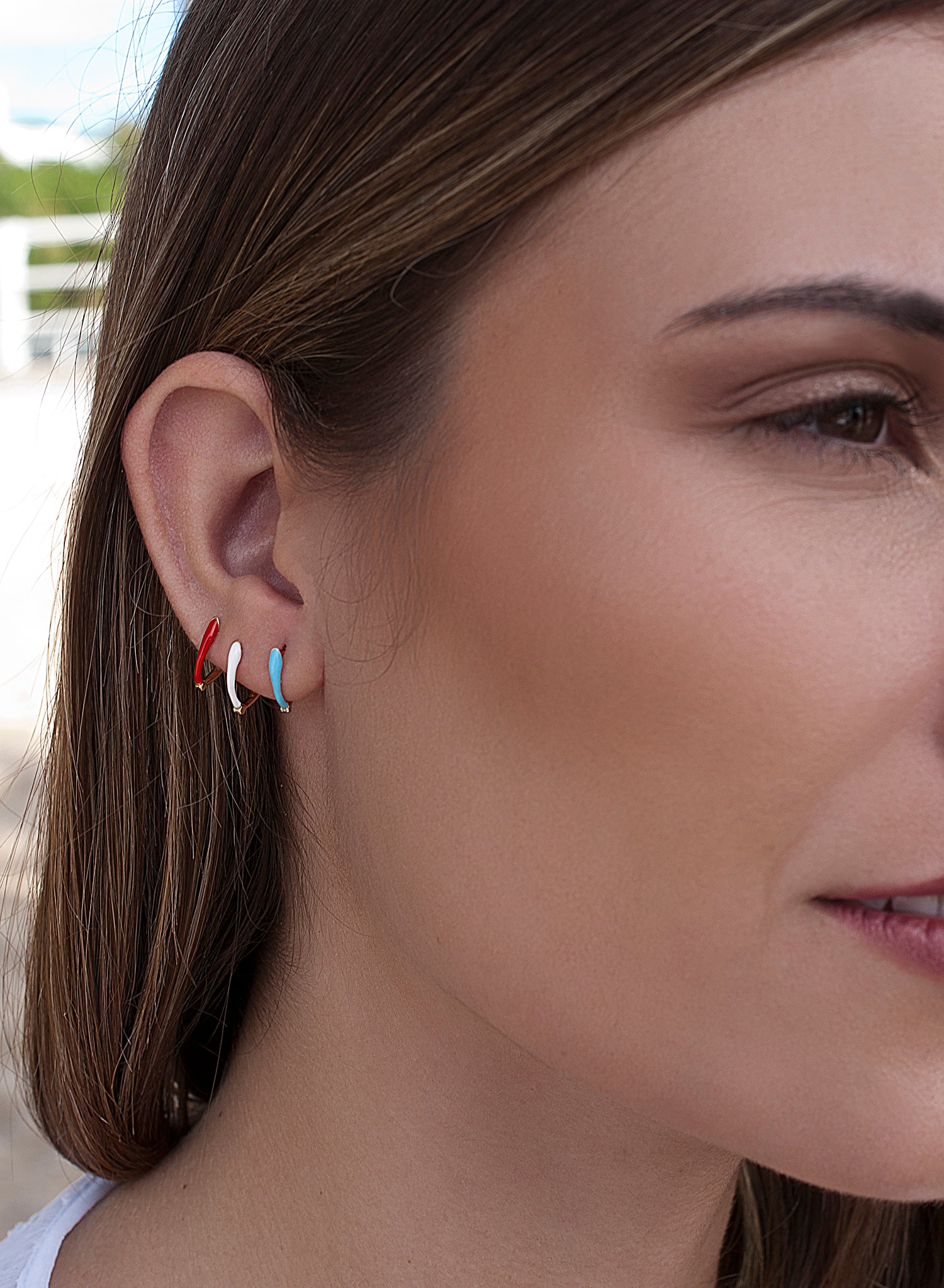 Petites boucles d'oreilles en argent avec motif en émail bleu