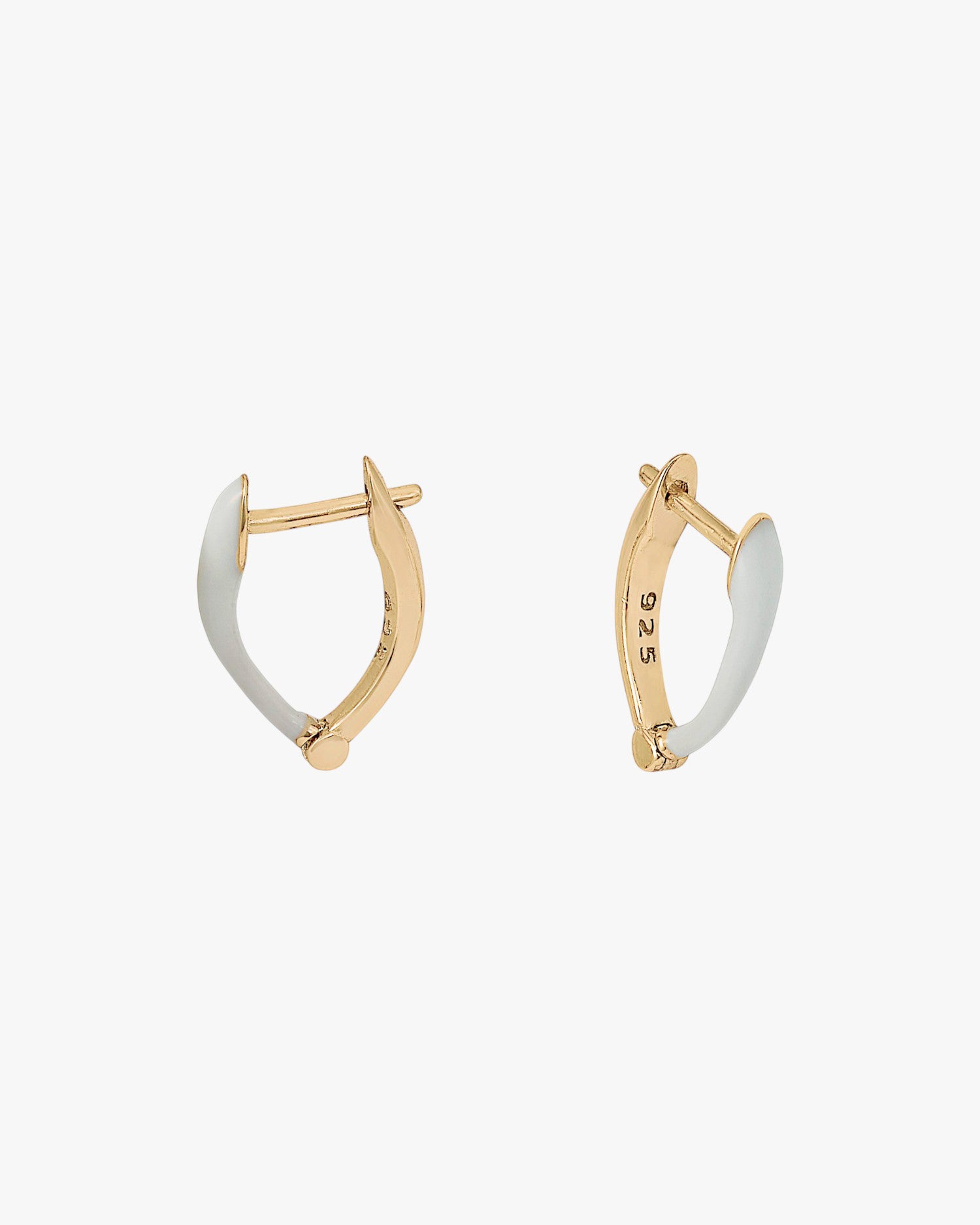 Petites boucles d'oreilles en argent avec motif en émail blanc