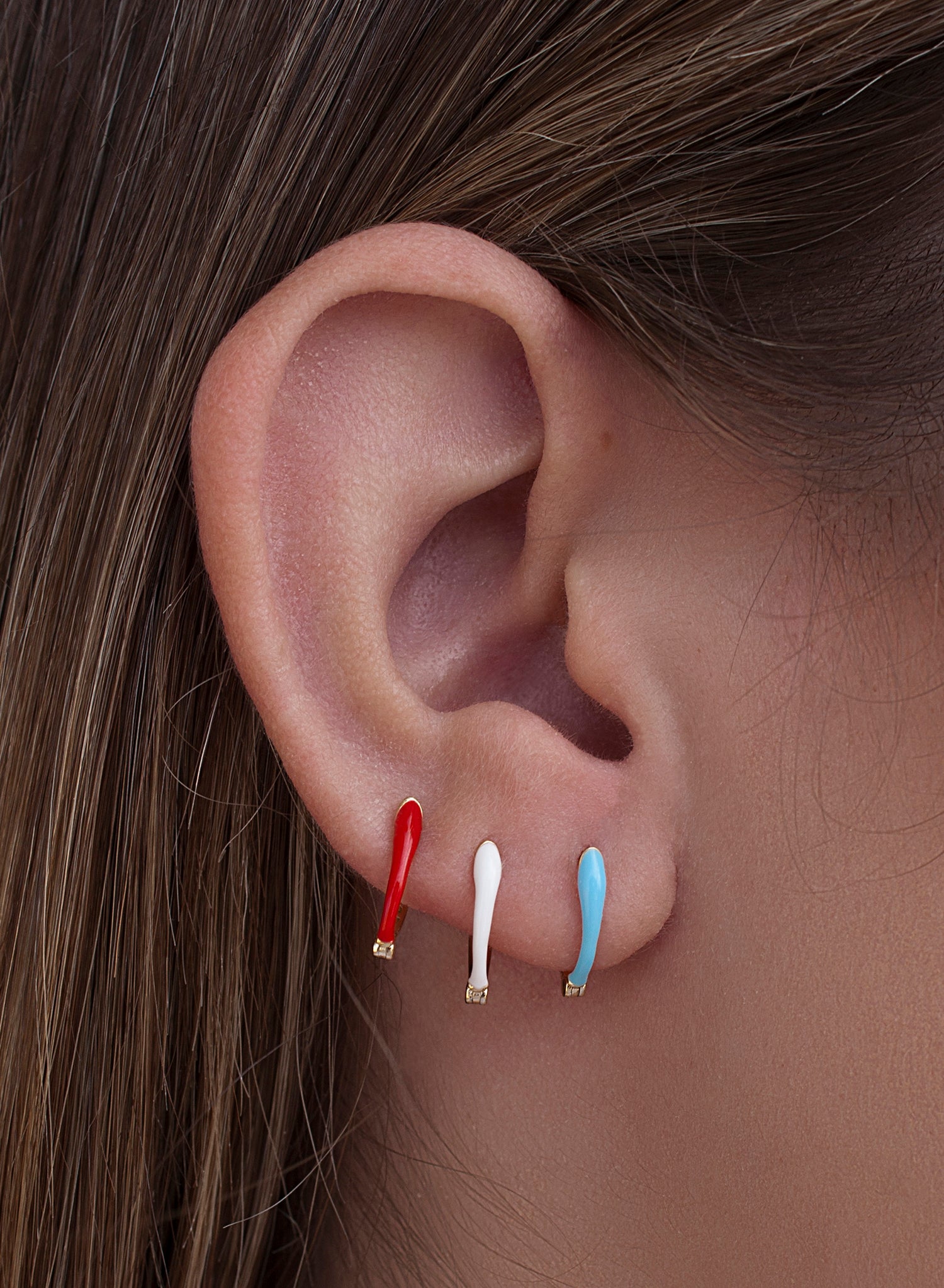 Petites boucles d'oreilles en argent avec motif en émail blanc